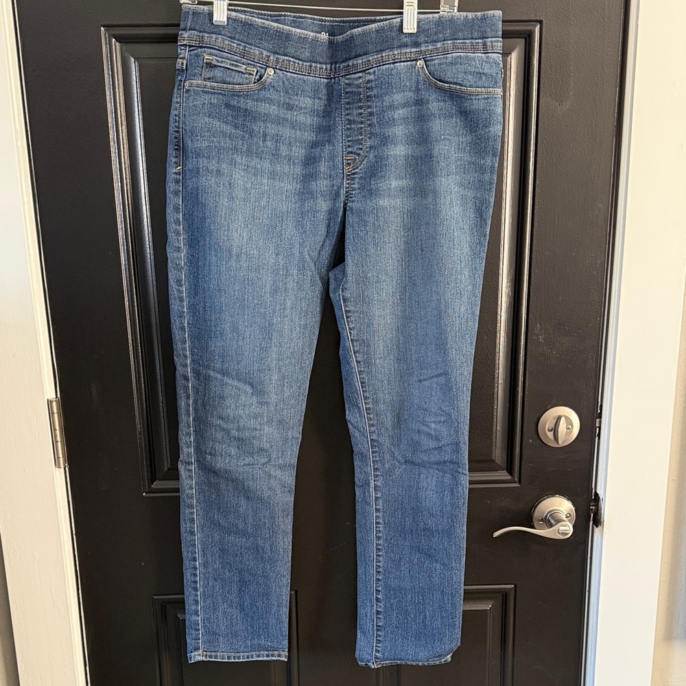 Levi's Mid-Wash Straight Leg Jeans